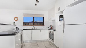 Standard Room | Private kitchen | Full-sized fridge, microwave, oven, stovetop - Tindarra 7 (Alexandra Headland)