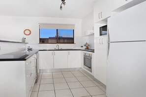 Standard Room | Private kitchen | Full-size fridge, microwave, oven, stovetop - Tindarra 7 (Alexandra Headland)