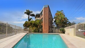 Outdoor pool - Tindarra 7 (Alexandra Headland)
