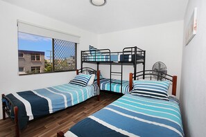 Standardzimmer | Bügeleisen/Bügelbrett, Babybetten, Bettwäsche