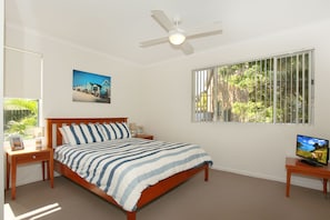 Iron/ironing board, cots/infant beds, bed sheets - Toorumbee 4/38 (Mooloolaba)