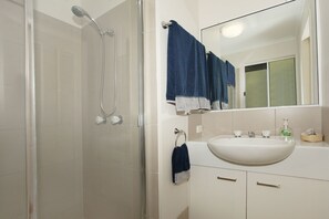 Standard Room | Bathroom - Toorumbee 4/38 (Mooloolaba)