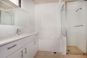 Standard Room | Bathroom