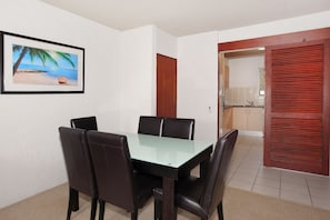 Standard Room | In-room dining - Warroo 3 (Alexandra Headland)