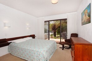 Standard Room | Iron/ironing board, cots/infant beds, bed sheets - Warroo 3 (Alexandra Headland)