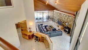 Habitación estándar | Zona de estar | Una televisión de pantalla plana
