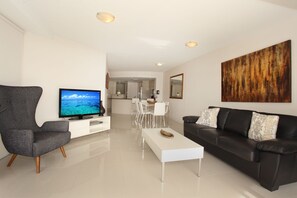 Standard Room | Living area | TV - Zanzibar 404 (Mooloolaba)