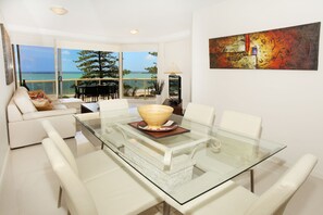 Standard Room | In-room dining - Zanzibar 404 (Mooloolaba)