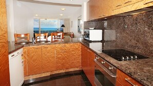 Standard Room | Private kitchen - Zanzibar 802 (Mooloolaba)