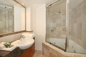 Standard Room | Bathroom | Hair dryer, towels - Zanzibar 802 (Mooloolaba)