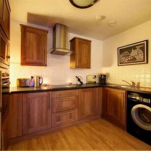 Appartement Deluxe | Cuisine privée | Réfrigérateur, micro-ondes, four, bouilloire électrique