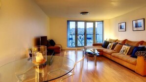 Deluxe Apartment | Living area | Flat-screen TV - No.86 and 98 (Newcastle-upon-Tyne)