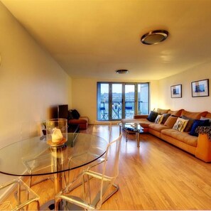 Leilighet – deluxe | Oppholdsområde | Flatskjerm-TV