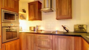 Deluxe Apartment | Private kitchen | Fridge, microwave, oven, electric kettle - No.86 and 98 (Newcastle-upon-Tyne)