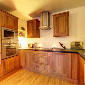 Appartement Deluxe | Cuisine privée | Réfrigérateur, micro-ondes, four, bouilloire électrique