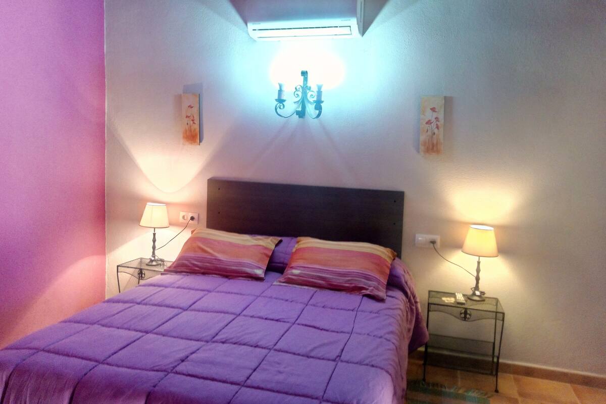 Doppelzimmer, 1 Doppelbett | Daunenbettdecken, Zustellbetten, kostenloses WLAN, Bettwäsche