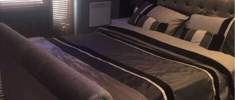 Apartment, 2 Bedrooms | 2 bedrooms, bed sheets