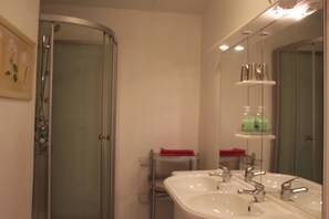 Familienhaus (La Rose) | Badezimmer | Dusche, kostenlose Toilettenartikel, Handtücher