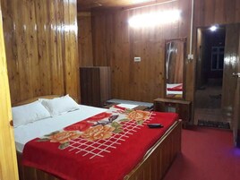 标准双人房, 1 张特大床, 吸烟房 | 起居区 | 电视