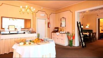 Tägliches Frühstücksbuffet (7 EUR pro Person)