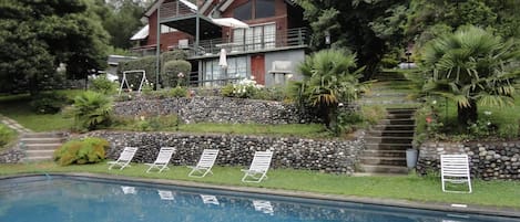 Una piscina techada, 2 piscinas al aire libre