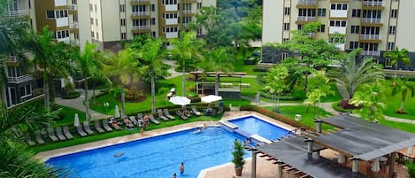 2 piscines a l'aire lliure