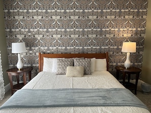 Quarto clássico, 1 cama King, para não fumantes, banheiro privativo | 1 quarto, roupas de cama premium, individualmente decorados
