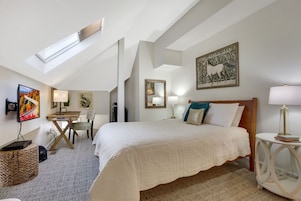 Classic Room, 1 Queen Bed, Non Smoking, Private Bathroom