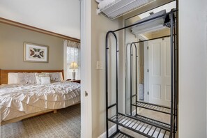 Habitación clásica, 1 cama King size, para no fumadores, baño privado | Baño | Tina con regadera, secadora de cabello, toallas 