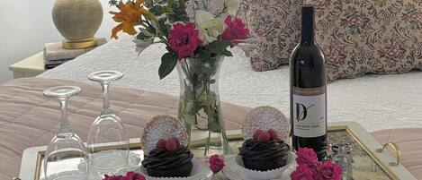 Classic Room, 1 Queen Bed | Premium bedding, individually decorated, individually furnished, desk