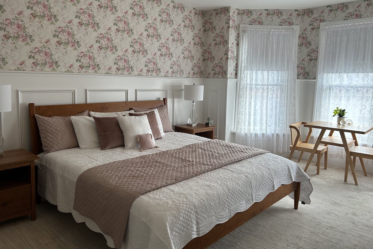 Deluxe Suite, Multiple Beds, Non Smoking, Private Bathroom