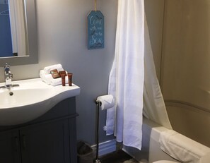 Suite (#6) | Bathroom | Combined shower/bathtub, free toiletries, hair dryer