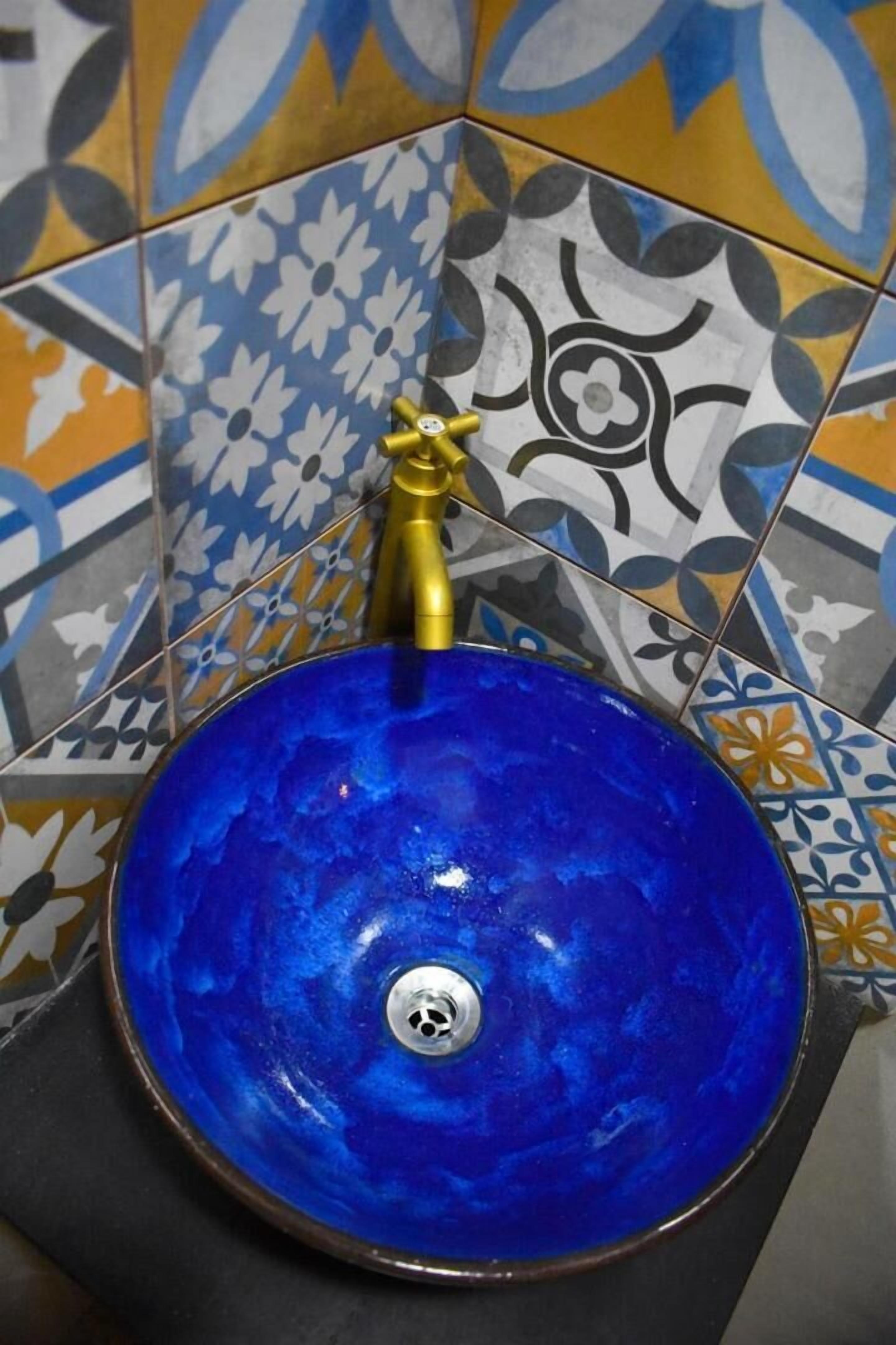 Regadera, amenidades de baño gratuitas, toallas 