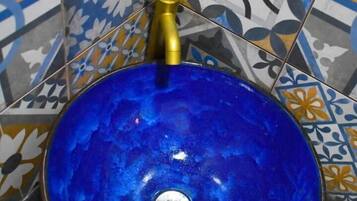 Regadera, amenidades de baño gratuitas, toallas