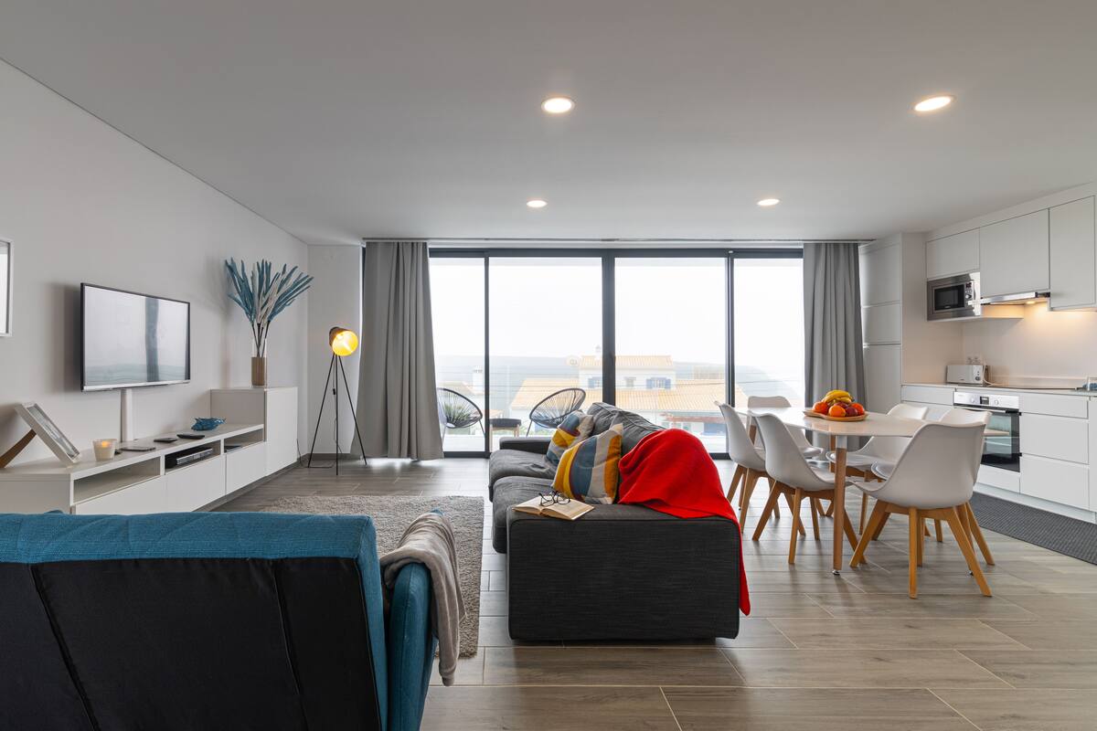 House, 2 Bedrooms (1st Floor) | Living room | Flat-screen TV