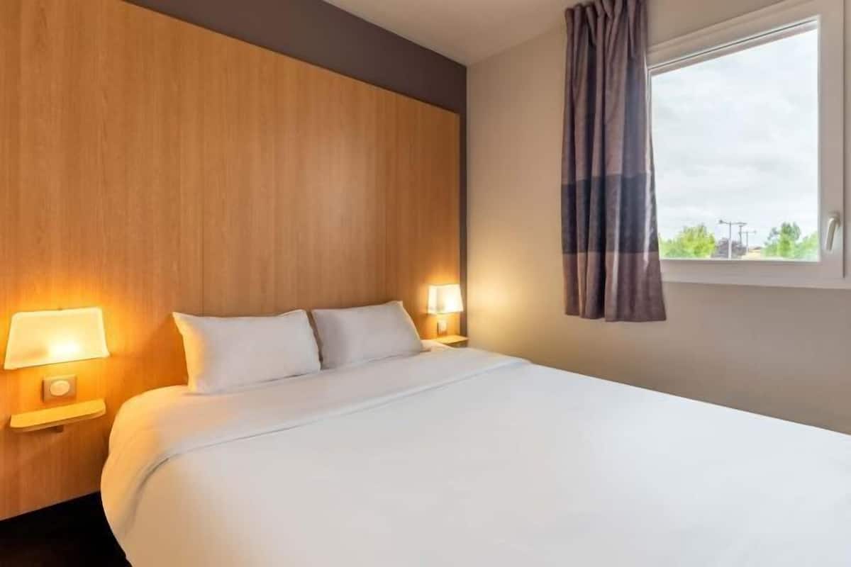 Desk, soundproofing, free cots/infant beds, free WiFi