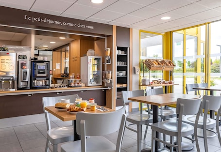 Se sirven almuerzos y cenas. B&B Hôtel Yvetot