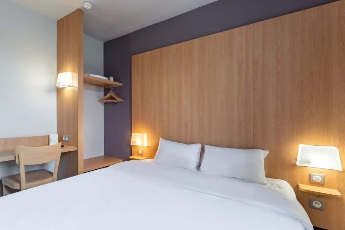 Desk, soundproofing, free cots/infant beds, free WiFi