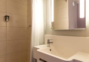 Een douche, handdoeken
