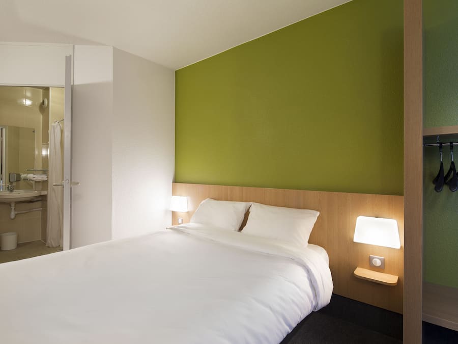 Een bureau, geluiddichte muren, gratis babybedden, gratis wifi