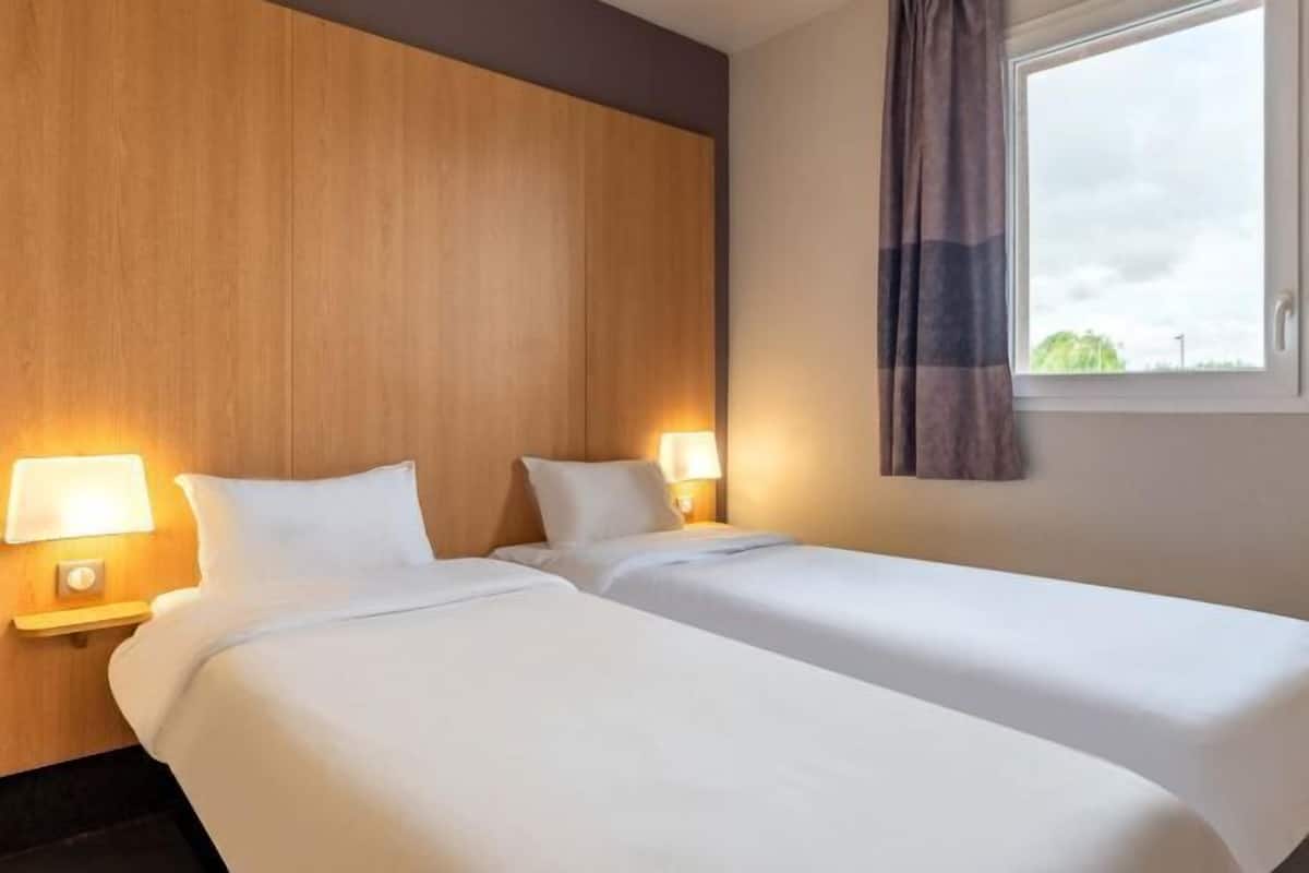 Desk, soundproofing, free cots/infant beds, free WiFi