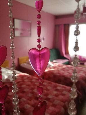 Individually decorated, blackout curtains, free WiFi, bed sheets - Hotel Villa Vanessa (Pyhtaa)