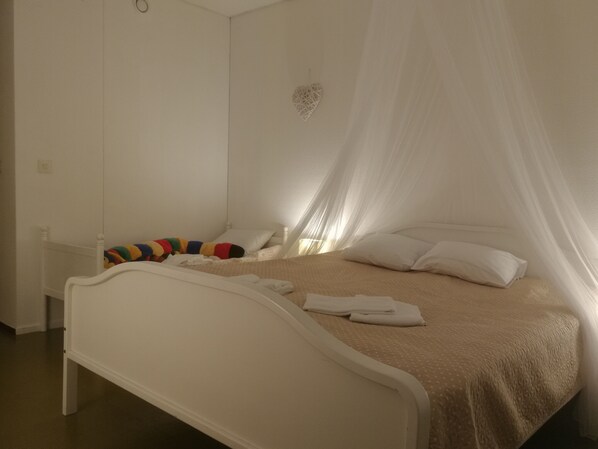 Habitación familiar (2 Adults + 1 Child) | Decoración individual, cortinas opacas, wifi gratis y ropa de cama