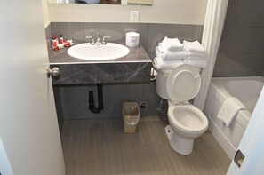 Combined shower/tub, free toiletries, hair dryer, towels - TC Motel (Medicine Hat)