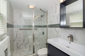 Leilighet – deluxe, terrasse, sjøutsikt | Bad | Kombinert dusj/badekar, hårføner og håndklær