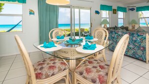 Appart'hôtel Deluxe, patio, vue mer | Restauration dans la chambre