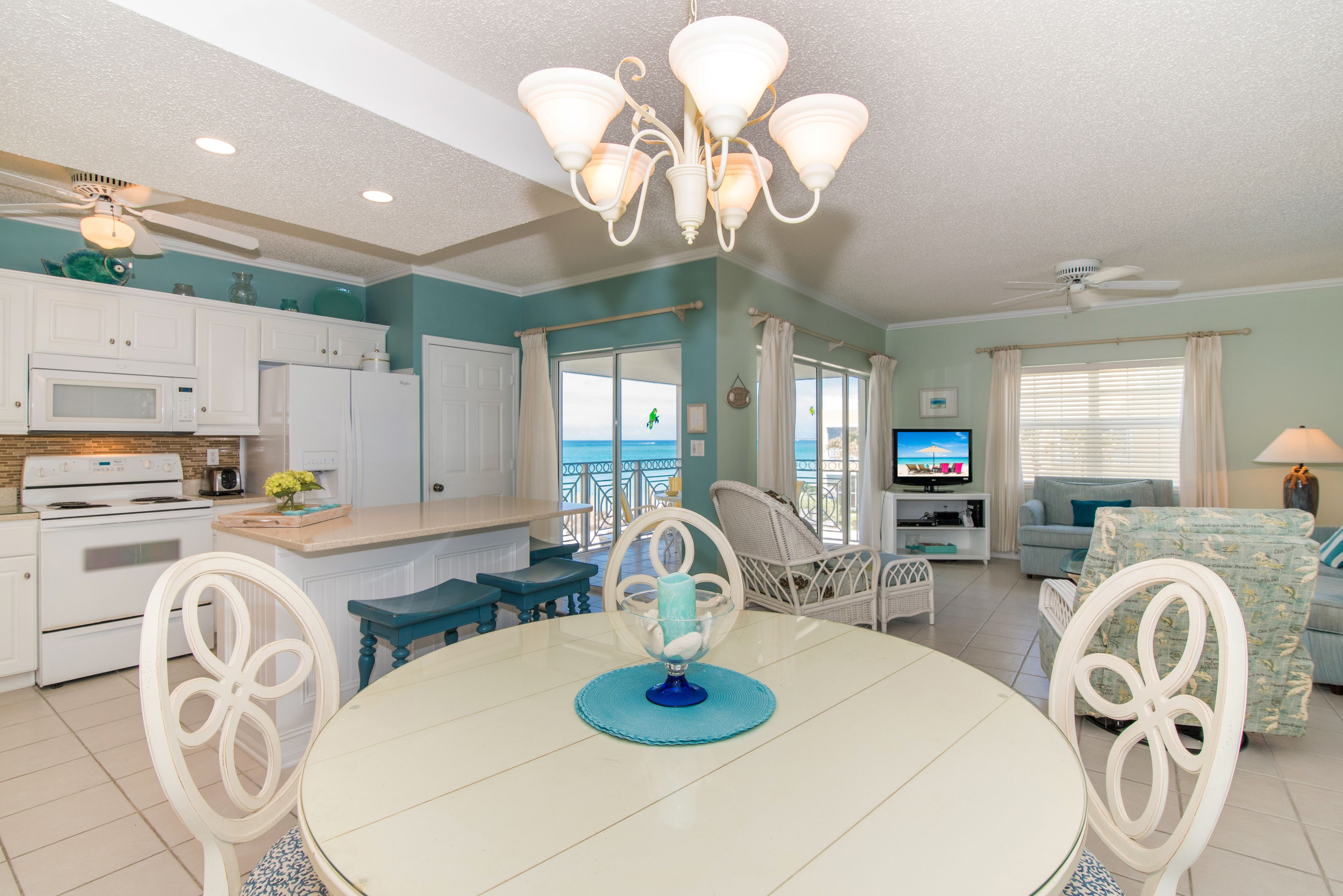 Deluxe Condo, Patio, Sea View | In-room dining