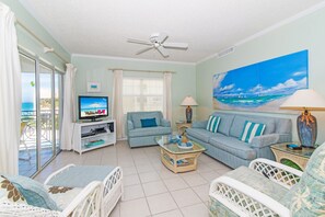 Condo Deluxe, patio, vista al mar | Área de sala de estar | Televisión de pantalla plana y reproductor de DVD 