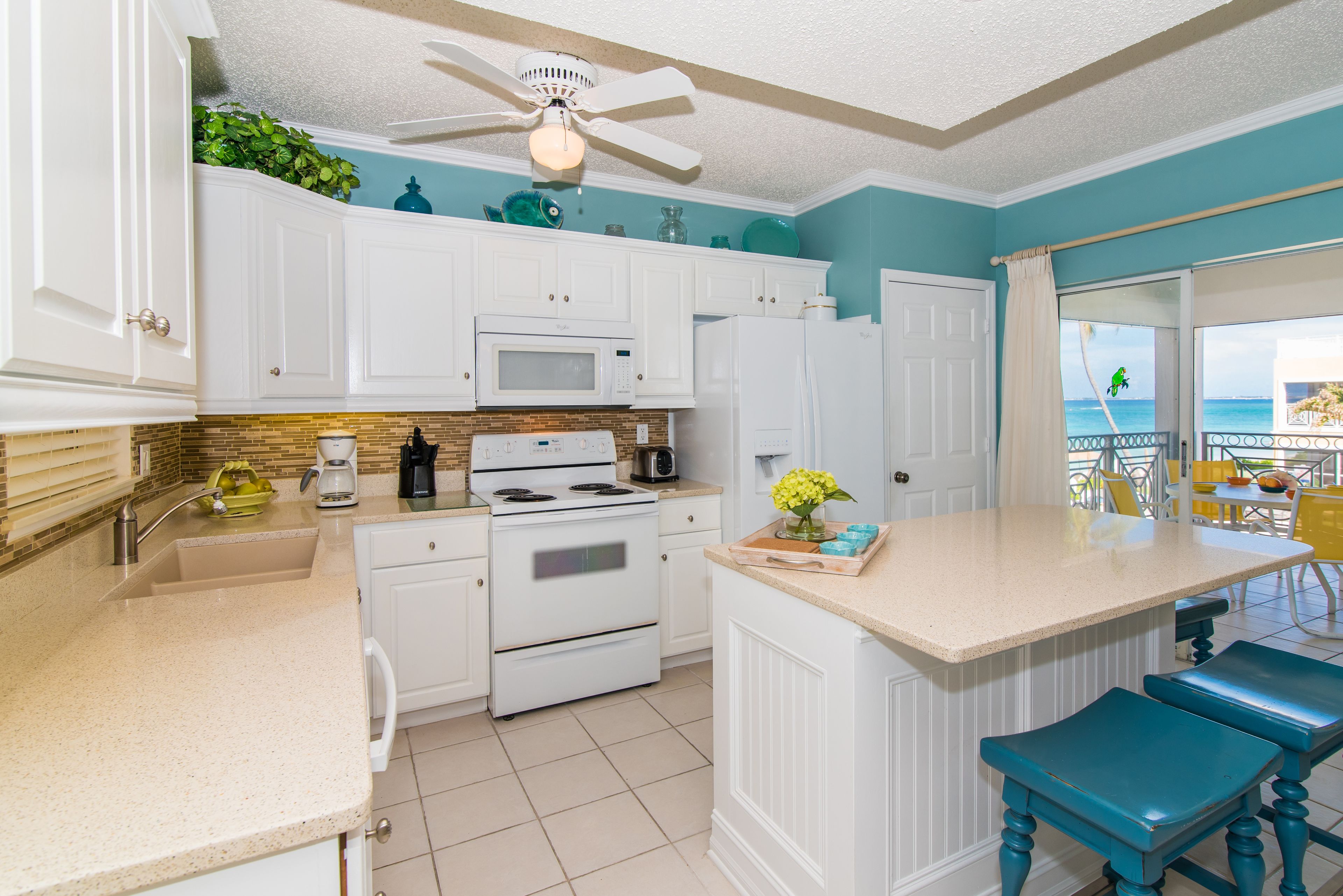 Deluxe Condo, Patio, Sea View | Private kitchen | Fridge, microwave, oven, stovetop