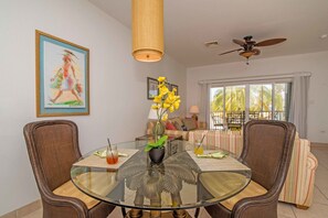 Condo Deluxe, patio, vue sur la mer | Repas dans la chambre